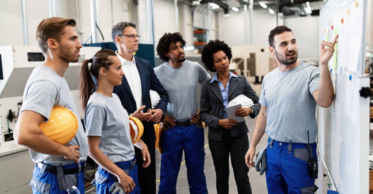 Team Leader e operatori durante un workshop Kaizen in stabilimento